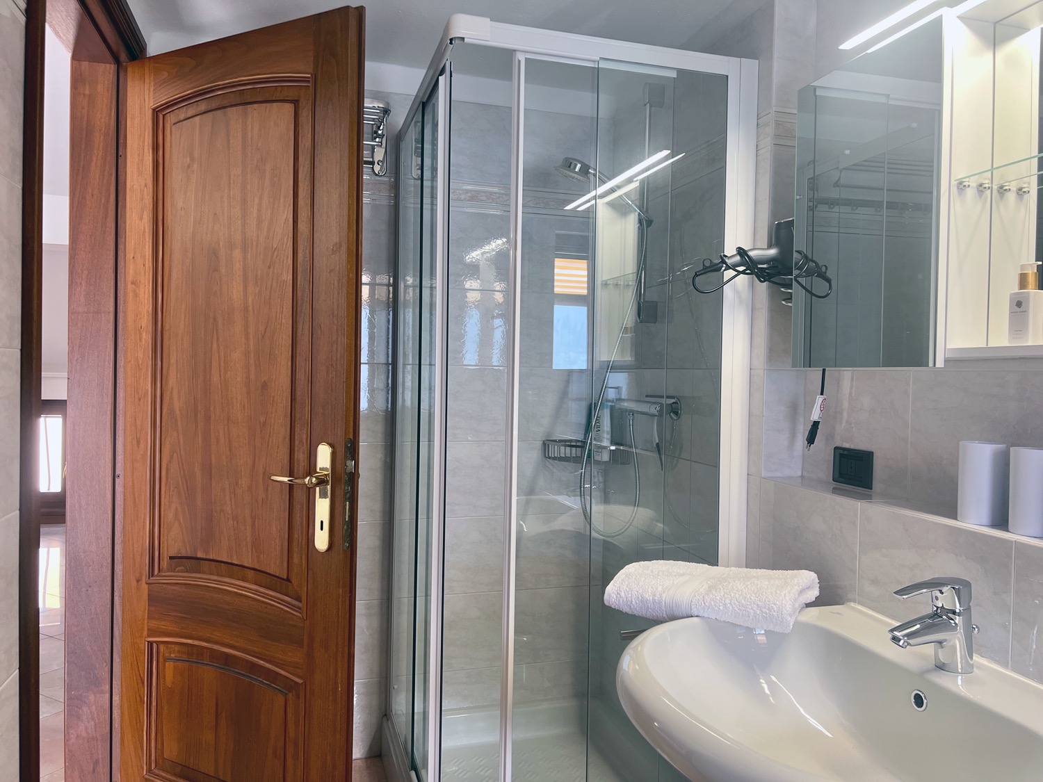 Bathroom portal portal wood structure portal