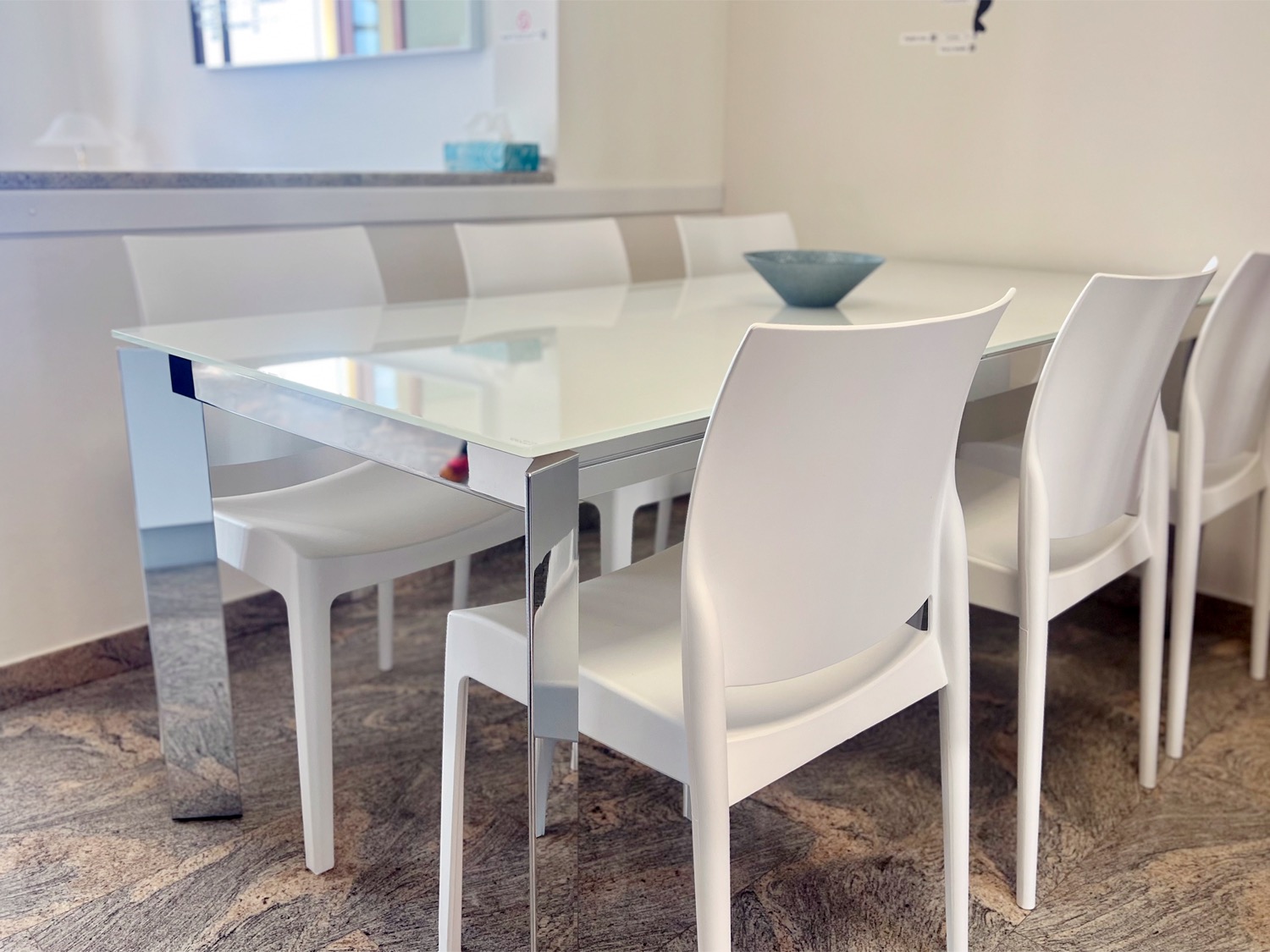 Furniture and structure in dining room